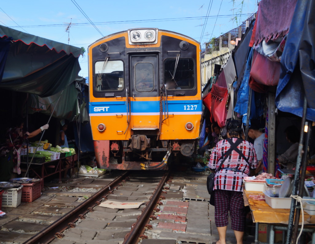 mae-khlong-market-outside-bangkok-with-brian-and-kae